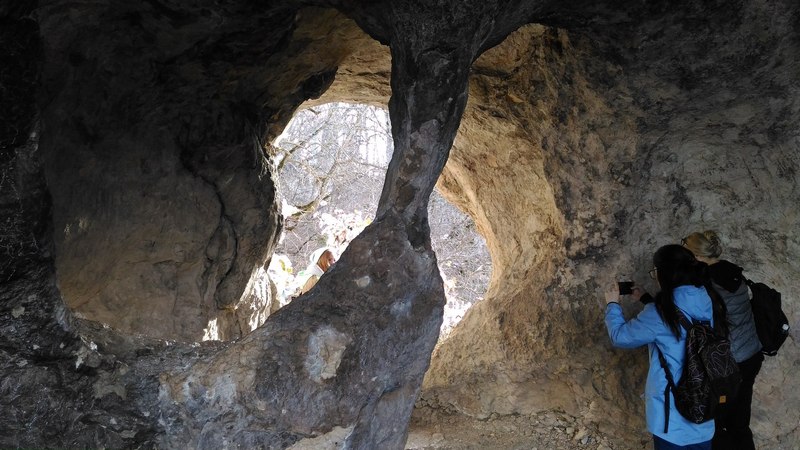 Сквозная пещера над Даховской